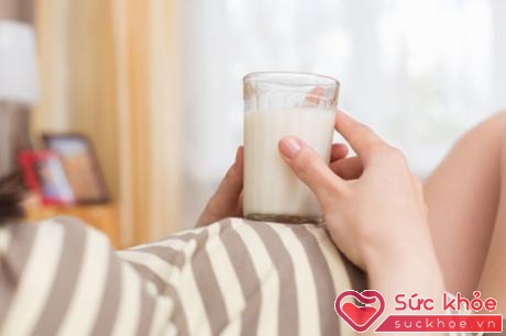 Mẹ bầu chăm chỉ uống sữa sẽ giúp thai nhi tăng trưởng chiều cao và trọng lượng vượt trội