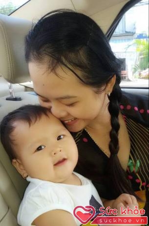 Mẹ Hà Mi hạnh phúc bên con gái đáng yêu.