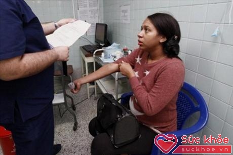 Phụ nữ đang hoặc chuẩn bị mang thai sống trong vùng dịch vi-rút Zika cần phải được tư vấn bởi bác sĩ