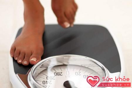 Kiểm tra cân nặng để kịp thời có sự điều chỉnh thực đơn nếu cần thiết.