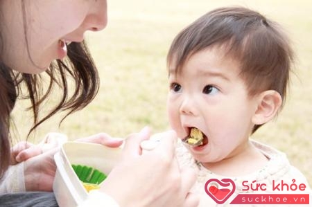 Hãy để cho trẻ ăn theo nhu cầu sẽ cảm thấy thật thoải mái khi mẹ cho ăn