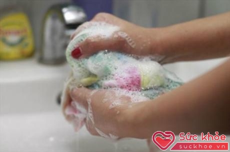 Nên giặt bằng tay và tránh dùng hóa chất