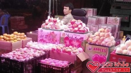 Táo, lựu, hồng Trung Quốc được bày bán tại một sạp trái cây ở chợ đầu mối nông sản thực phẩm Thủ Đức, TP.HCM