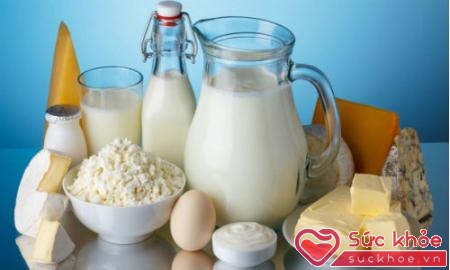 Sữa và các sản phẩm từ sữa cần cho các bữa phụ để bổ sung năng lượng cho trẻ.