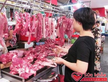 Để tránh mua phải thịt ôi thiu ngoài chợ, khi mua cần phải kiểm tra bằng việc sờ, ngửi xem miếng thịt thế nào