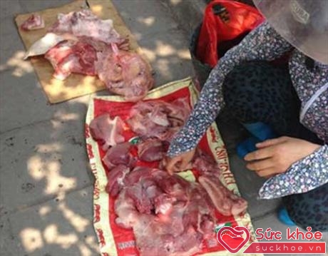 Thịt lợn được bày bán ngoài chợ với thời tiết nắng nóng của mùa hè rất dễ bị ôi thiu