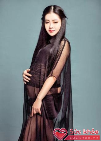 Mẹ Xixi mang bầu những tháng cuối nhưng vẫn đẹp rạng rỡ.