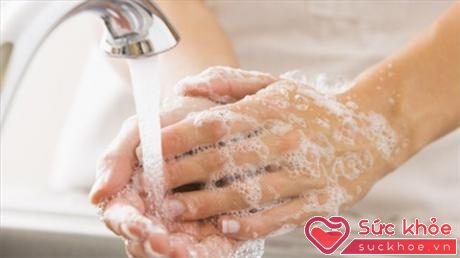 Cần rửa tay sạch sau mỗi lần tiếp xúc với các mụn nước