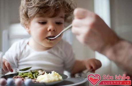 Ăn cơm chan canh là sai lầm rất phổ biến khi mẹ cho bé ăn