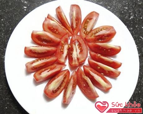 Cà chua bổ múi cau để tạo độ chua cho món bún tôm