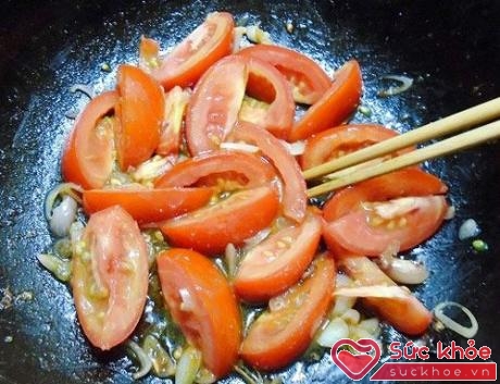 Cho cà chua vào sẽ giúp bún tôm có vị chua tự nhiên, rất dễ ăn