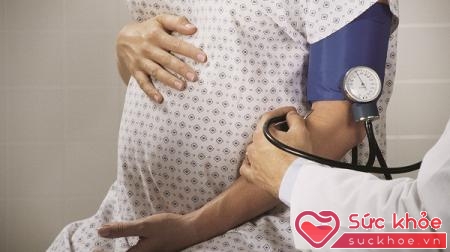 Phụ nữ mang thai cần kiểm soát huyết áp