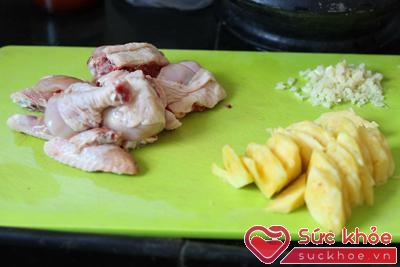 Bước đầu tiên của cách kho thịt gà với dứa là bạn sơ chế gà, dứa, tỏi như hướng dẫn.