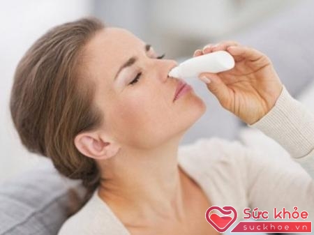 Dùng thuốc nhỏ mũi kéo dài có thể gây kích ứng niêm mạc mũi, đặc biệt đối với trẻ em.
