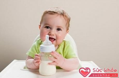 Trẻ có thể bị hóc - sặc khi đang bú sữa
