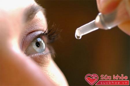 Dùng thuốc nhỏ mắt khi điều trị viêm kết mạc