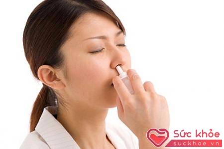 Thuốc xịt mũi chứa steroid là một trong những thuốc thường được sử dụng trong điều trị viêm mũi dị ứng