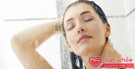 Việc nhiệt độ hạ thấp đột ngột ngay sau khi tắm sẽ gây ảnh hưởng xấu tới hoạt động lưu thông máu trong cơ thể, làm cho máu lên não chậm, không những thế còn ảnh hưởng tới nhịp đập của tim và huyết áp