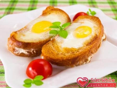 Bữa sáng với trứng ốp la và bánh mì nướng