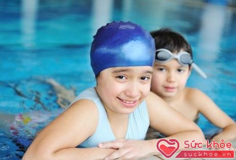 Bơi lội là một trong những môn thể thao tăng chiều cao rất tốt cho các bé