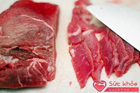 Thịt bò thật có màu đỏ au hoặc hồng đậm, thớ thịt nhỏ, mỡ vàng