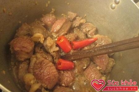 Cho thịt bò đun với nước dừa trong nồi áp suất khoảng 20 - 25 phút là được. 