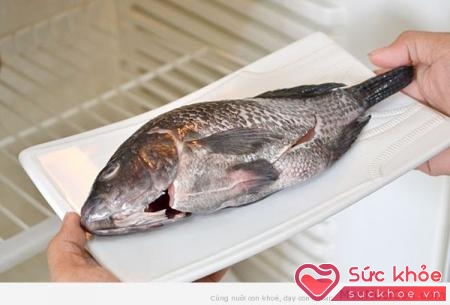Không nên để cá quá mềm sau khi lấy từ tủ lạnh ra