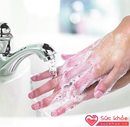 Cần rửa tay sạch sẽ trước khi chế biến thực phẩm