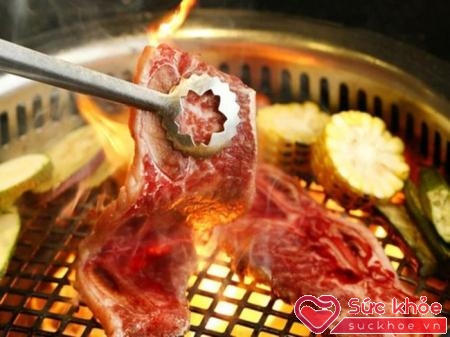 Nướng thịt trên bếp lửa, mỡ cháy tạo ra carbuahydro thơm vòng là tác nhân gây ung thư.