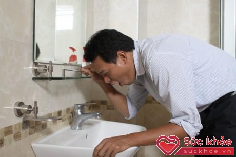 Theo PGS.TS.BS Bùi Quang Huy, Trưởng khoa Tâm thần (Bệnh viện 103), để cắt cơn say đơn giản nhất là nên móc họng nôn ra.