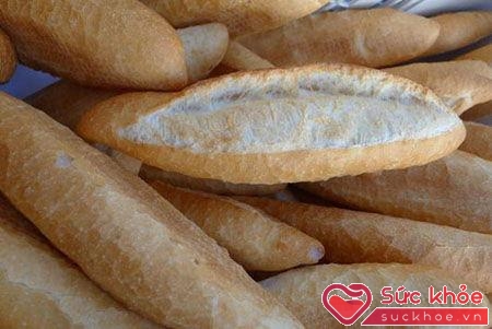 Bánh mì Việt Nam thành phẩm sẽ có lớp vỏ màu vàng bắt mắt và giòn tan