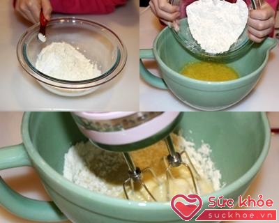 Cho hỗn hợp bột vào bát trứng đường trộn đều.