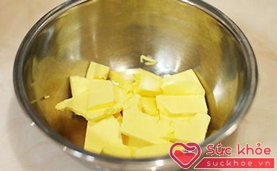 Cắt bơ thành miếng nhỏ để ở nhiệt độ phòng