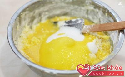 Cho trứng, muối vào bơ rồi đánh đều