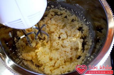 Sử dụng máy đánh tới khi hỗn hợp bơ đường bông lên (3-4 phút)