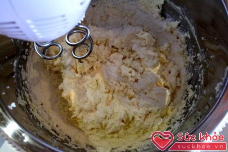 Bạn cho bột mỳ và muối vào đánh tới khi thu được hỗn hợp tơi xốp