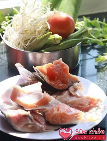 Nguyên liệu để học cách nấu canh chua đầu cá hồi thơm ngon.