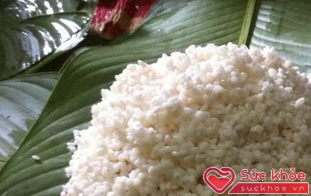 Muốn thực hiện cách nấu xôi lá cẩm, đầu tiên, bạn cần vo sạch gạo rồi để ráo nước.