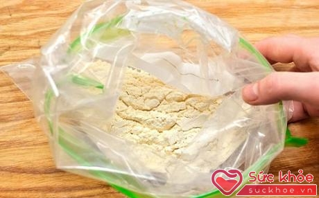 Cho bột vào túi nilon sạch để xóc đều gà cho ngấm bột