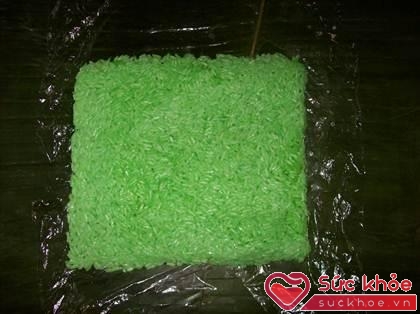 Trải một miếng nilong lên bàn, đổ phần gạo nếp xanh vào, ép thành hình chữ nhật