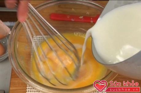 Cho sữa và kem tươi vào nồi đun sôi để nguội bớt rồi đổ vào tô trứng