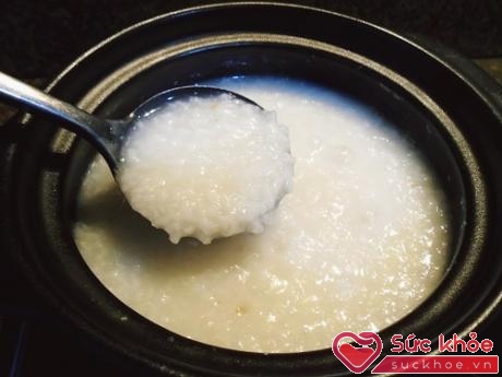 Cho gạo vào nồi rồi bạn cho thật nhiều nước để nấu như nấu cháo