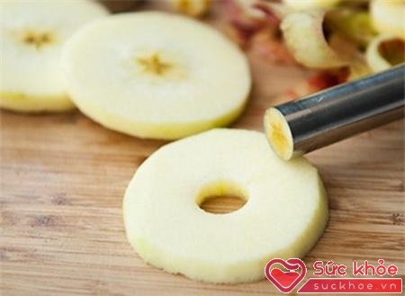 Trộn táo với đường và nước cốt chanh cho thấm đều.