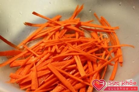 Cà rốt, dưa leo rửa sạch, thái nhỏ.