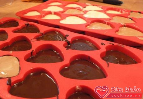 Bạn có thể tạo hình socola hình trái tim theo 2 cách trên nhé!