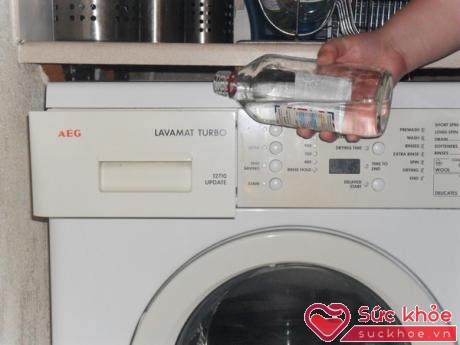 Cặn và mùi hôi trong máy giặt có thể được giải quyết bằng giấm trắng.