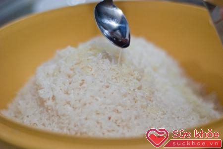 Trộn nước kiềm vào gạo nếp