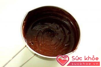 Bước đầu tiên của cách làm socola hình cây nấm là bạn đun chảy tất cả các loại socola rồi đổ vào khuôn.