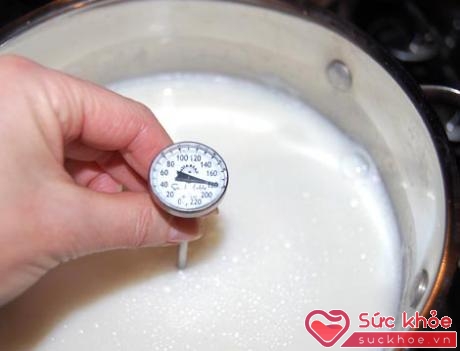 Đổ sữa vào trong nồi và đun cho nóng ở nhiệt độ 170 – 180 độ C. Khuấy đều cho tới khi sữa bay hơi và trở thành dung dịch quánh. Sau đó, bắc ra và đổ ra bát thủy tinh hoặc đất nung, không sử dụng bát inox