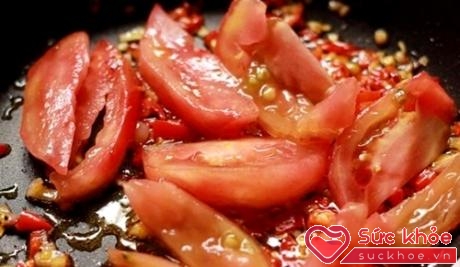 Cà chua thái múi cau rồi cho vào chảo dầu vừa đun nóng